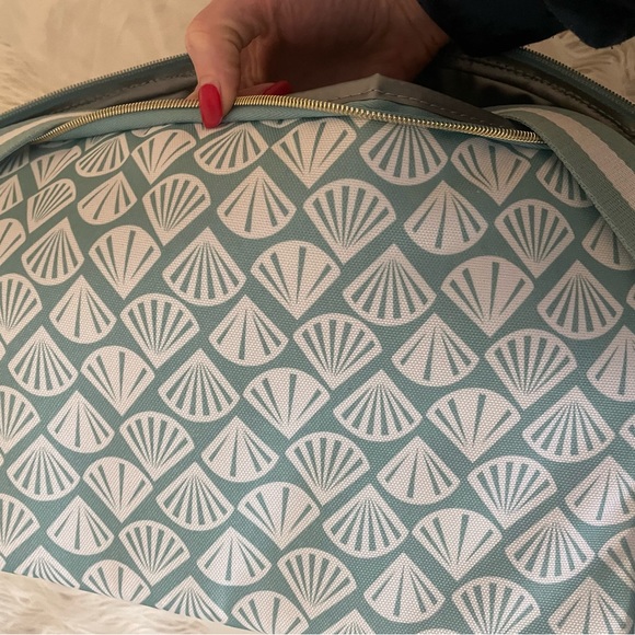 Victoria’s Secret insulated summer tote NWT - Picture 3 of 3